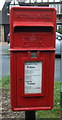 SE9928 : Close up, Elizabeth II postbox on Dale Road, Swanland by JThomas