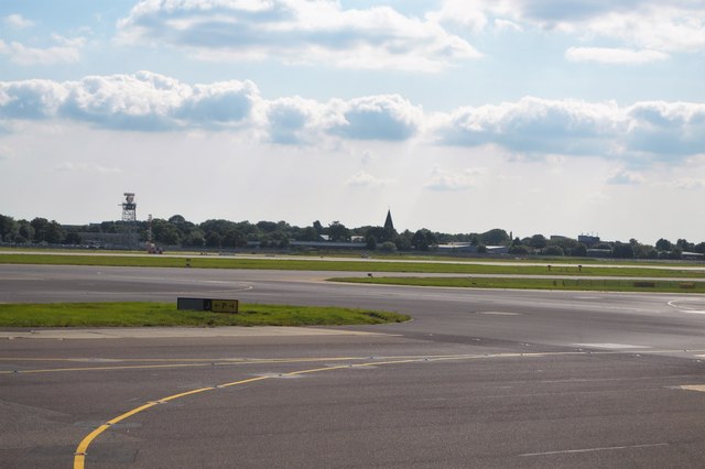 Gatwick Airport © N Chadwick cc-by-sa/2.0 :: Geograph Britain and Ireland