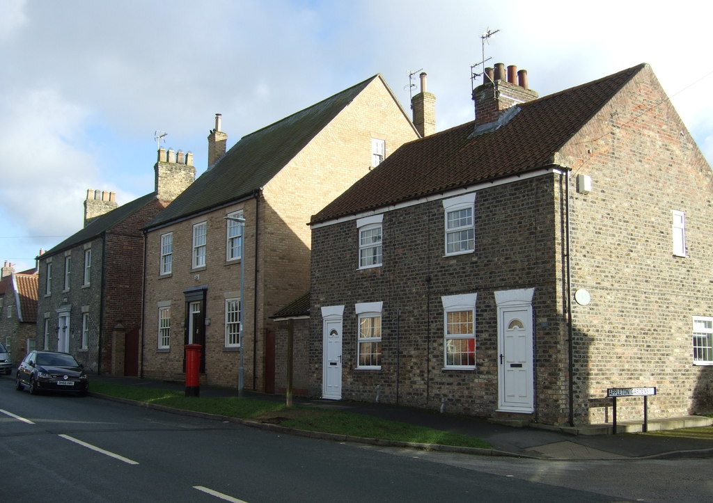 Houses on West End, South Cave © JThomas ccbysa/2.0 Geograph