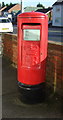 SE8530 : Elizabeth II postbox on Main Road, Newport by JThomas