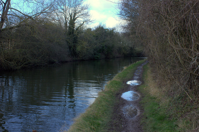 Grand Union canal path near Tring