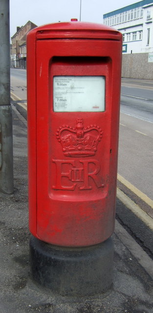 Elizabeth II postbox on Beverley Road, Hull