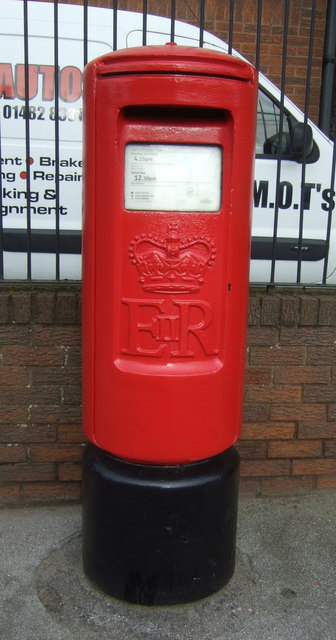 Elizabeth II postbox on English Street, Hull