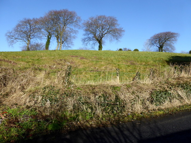 A low hill, Fintona © Kenneth Allen cc-by-sa/2.0 :: Geograph Ireland