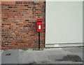 TA0729 : Elizabeth II postbox on Hardwick Street, Hull by JThomas