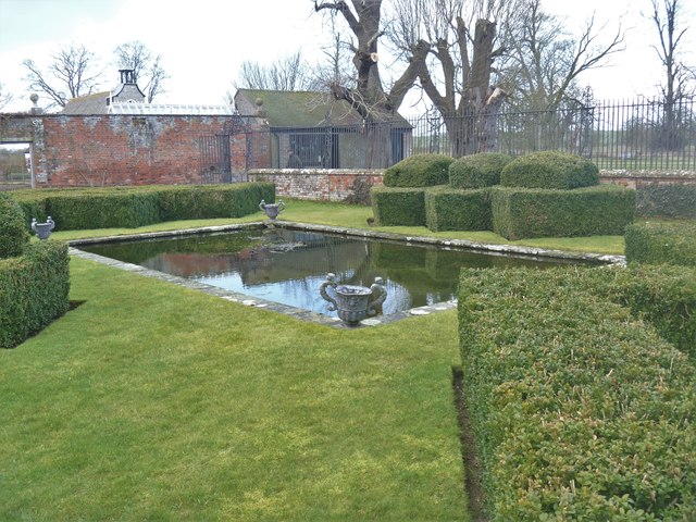 Avebury Manor gardens [2]