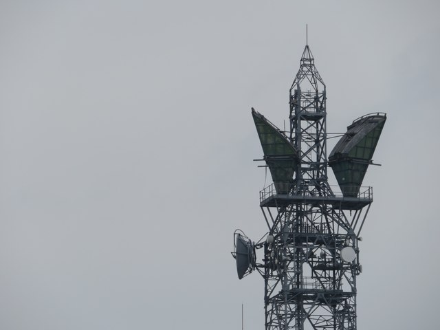 Telecommunications mast close to Newton, Cambridgeshire - Antennas and dishes