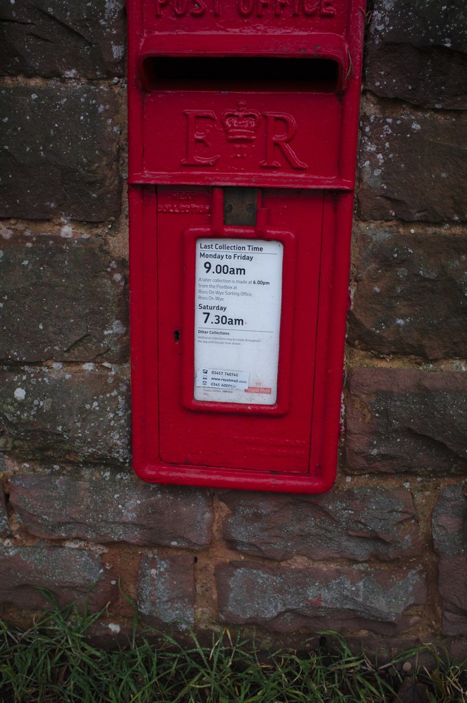 EIIR post box © Bob Harvey cc-by-sa/2.0 :: Geograph Britain and Ireland