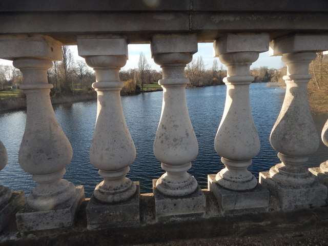 Columns at Serpentine Bridge