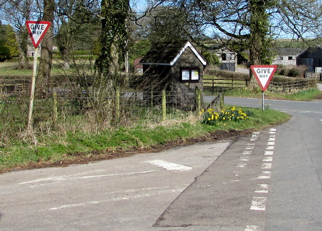 two-sizes-of-give-way-sign-in-gaerllwyd-jaggery-cc-by-sa-2-0