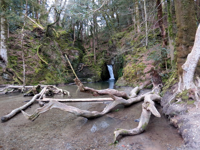 Sgwt Ffynhonnau / Ffynhonnau Waterfall