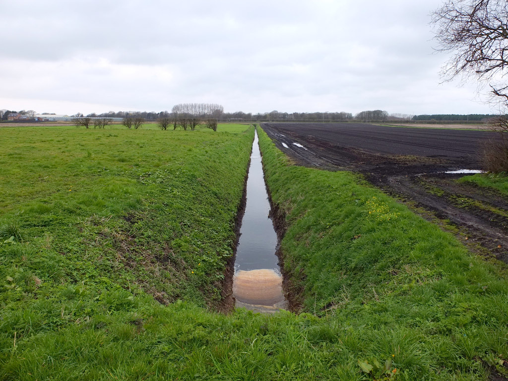 Drainage ditch between Gravel Farm and... © Gary Rogers :: Geograph ...