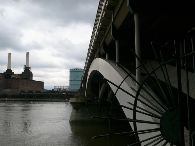 The Thames at the Grosvenor Bridge