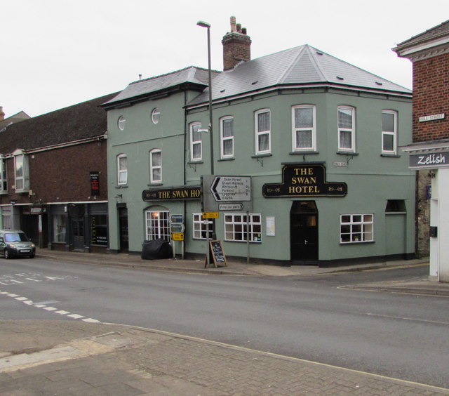 Swan Hotel, Lydney © Jaggery cc-by-sa/2.0 :: Geograph Britain and Ireland