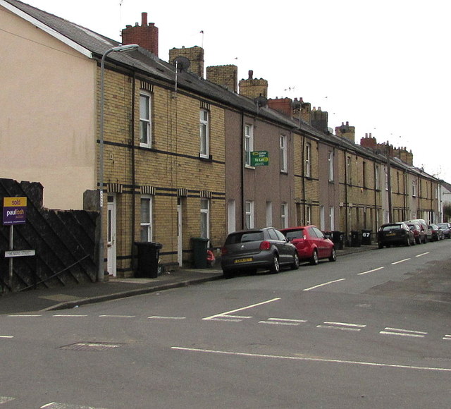 Long row of houses, Hoskins Street,... © Jaggery ccbysa/2.0