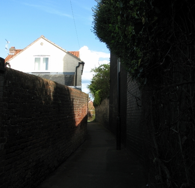 A shortcut from High Street to Market Place