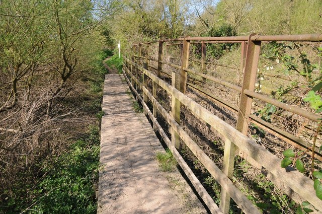 Footbridge beside the River Severn © Philip Halling cc-by-sa/2.0 ...