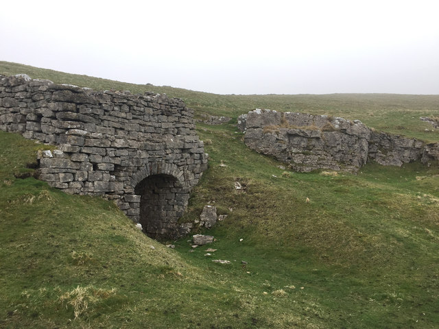 Disused Lime Kiln above Broadfell