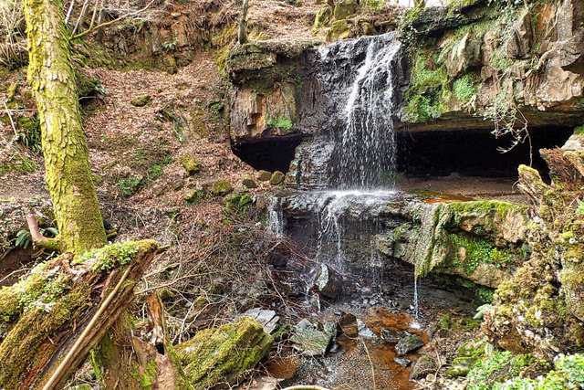 Linn Caves © Mick Garratt cc-by-sa/2.0 :: Geograph Britain and Ireland