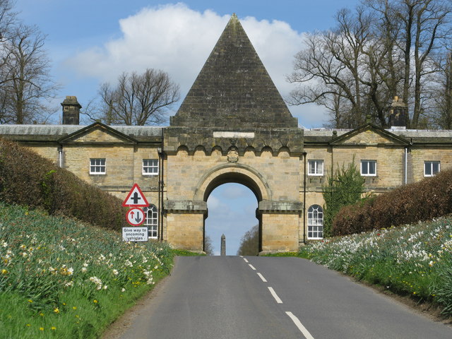 Pyramid Gatehouse, Castle Howard © G Laird cc-by-sa/2.0 :: Geograph ...