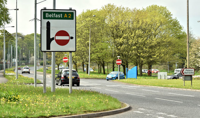 Direction sign, Holywood (May 2018)