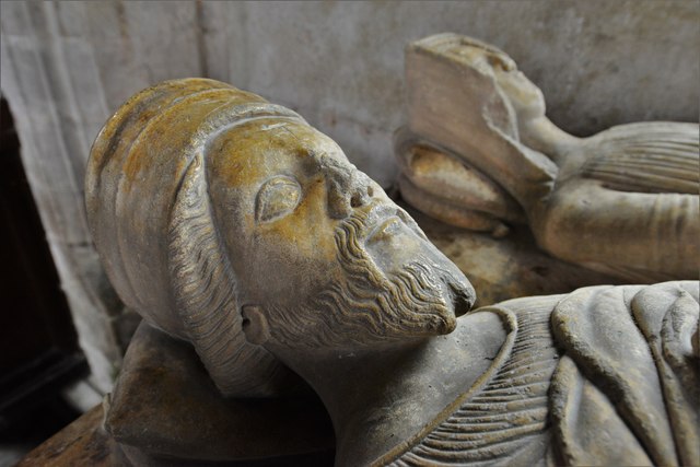 Pembridge, St. Mary the Virgin Church: c14th 'Gour' tomb bearing four effigies 2
