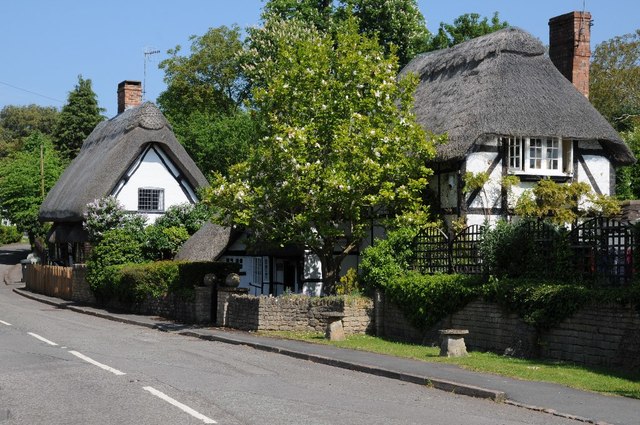Thatched cottages in Harvington