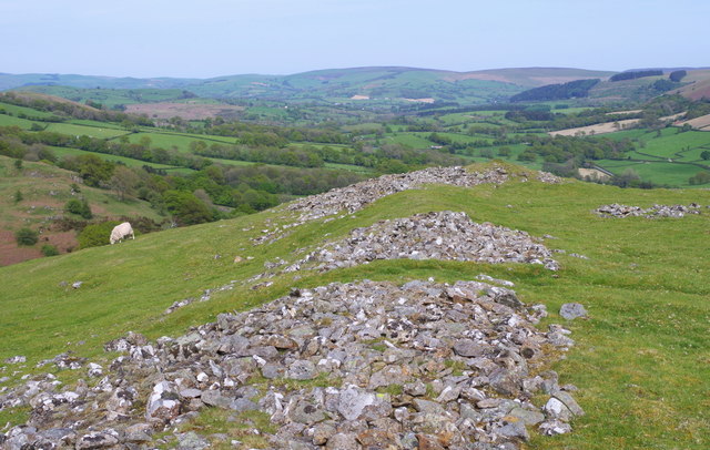 Ridge of stones on Caer Einon