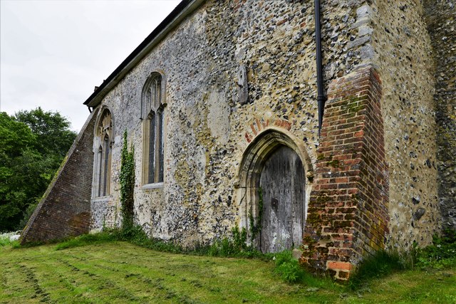 Bawburgh, St. Mary and St. Walstans' Church: Buttressing on the north wall