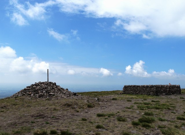 Cairn and stone shelter Fair Snape