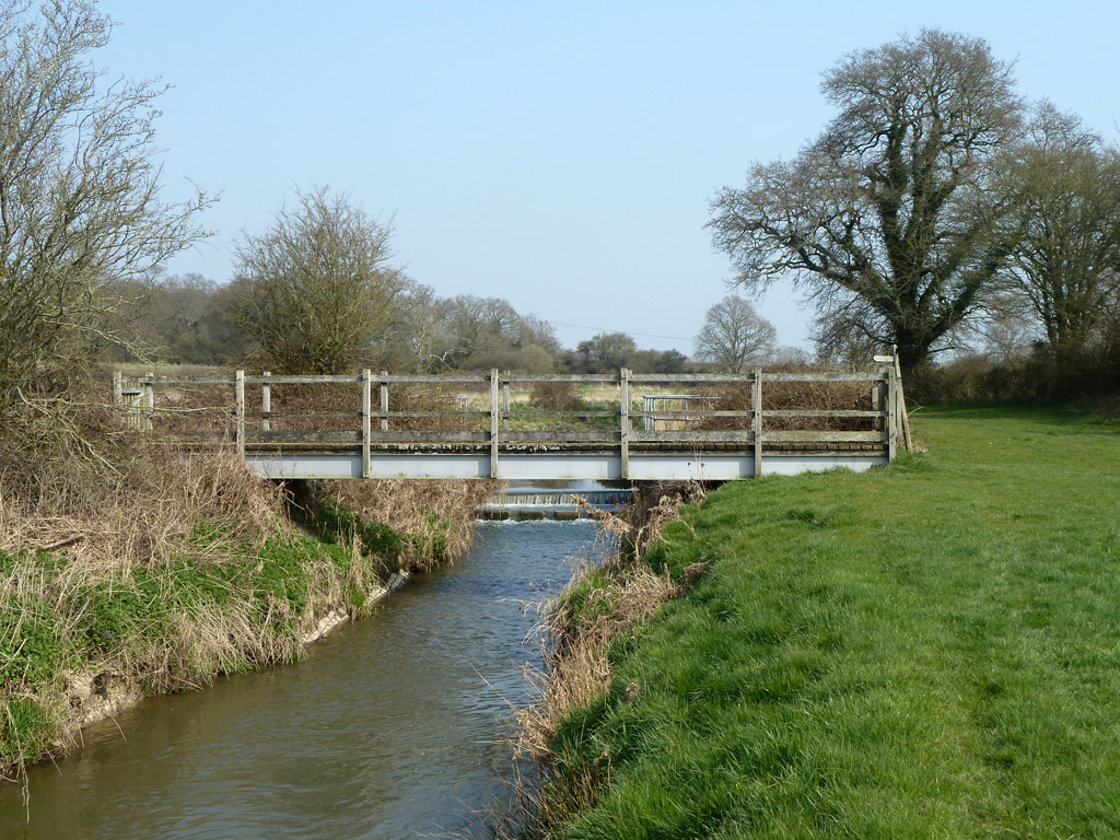 Footbridge and weir, Twineham © Robin Webster cc-by-sa/2.0 :: Geograph ...