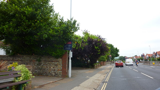 Broadwater Road, Approaching Junction with Northcourt Road