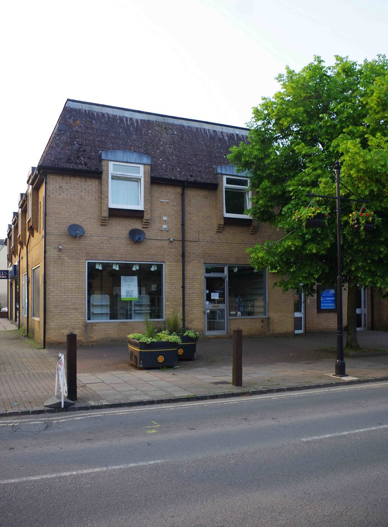 Empty shop, 4 Streatfield House,... © P L Chadwick cc-by-sa/2.0 ...