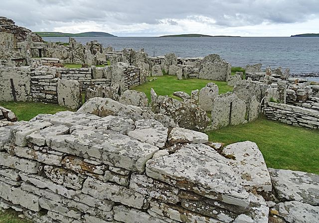 Buildings round the Broch