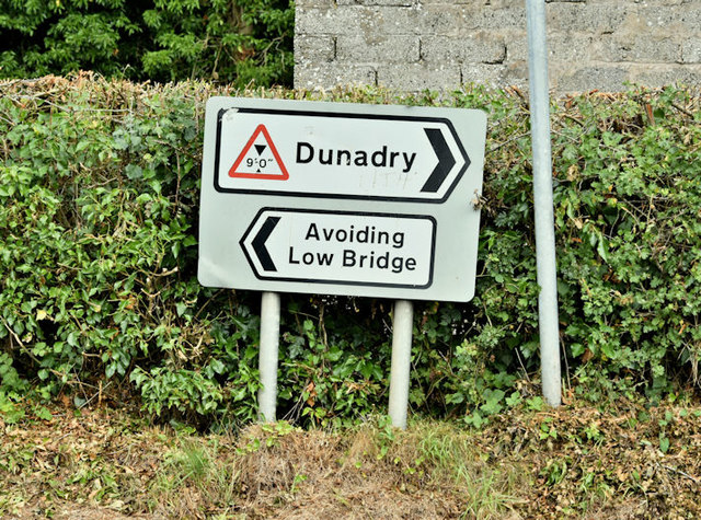 "Avoiding low bridge" sign, Dunadry (July 2018)