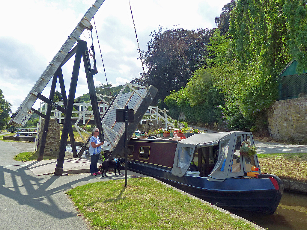 Canal lift bridge, Froncysyllte © Robin Drayton :: Geograph Britain and ...