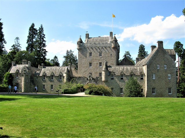 Cawdor Castle © G Laird cc-by-sa/2.0 :: Geograph Britain and Ireland