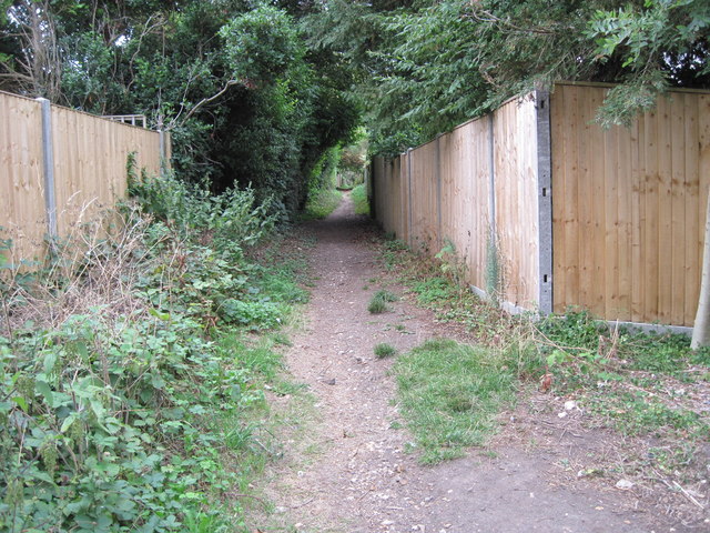 Path between the backs of houses in Alton