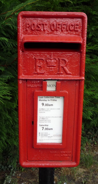 Close up, Elizabeth II postbox, Worm Hill Terrace