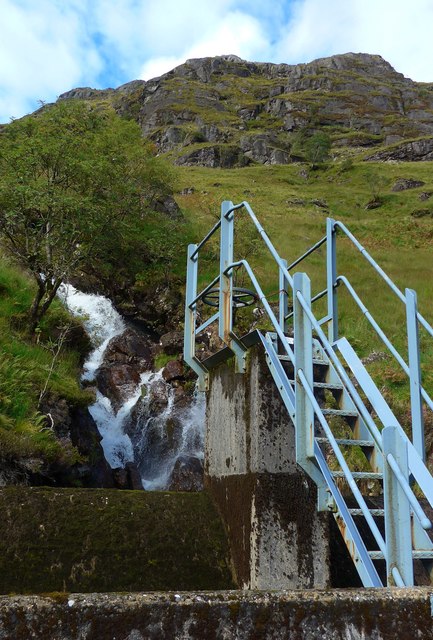 Waterfall and small dam in Coiregrogain