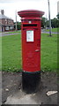 Elizabeth II postbox on the A690, Willington