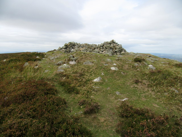 Summit cairn/shelter on Moel Fferna (2,067' / 630m)