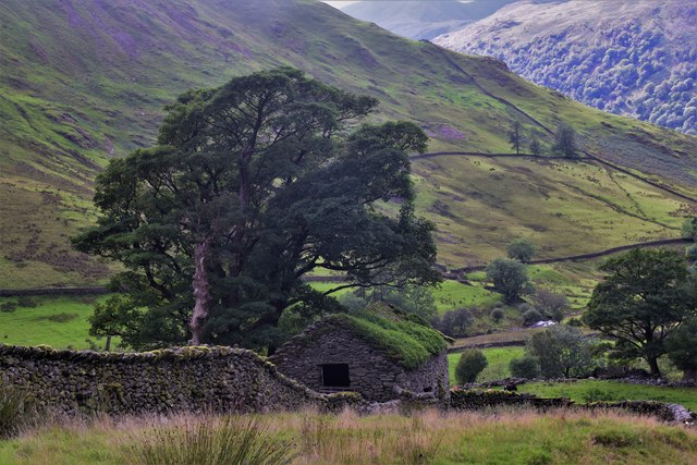 Old barn alongside the path from Hayeswater
