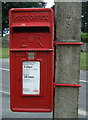 NZ1131 : Close up, Elizabeth II postbox on Saunders Avenue, Hamsterley by JThomas