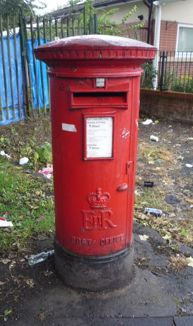 Elizabeth II postbox on Plant Hill Road,... © JThomas cc-by-sa/2.0 ...