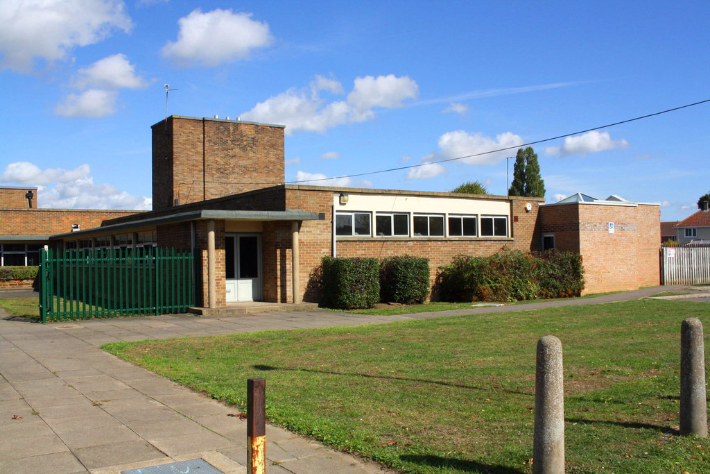 SE wing of Studfall Junior Academy,... © Roger Templeman cc-by-sa/2.0 ...