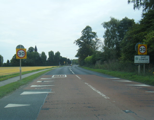 A1041 Snaith Road at East Cowick village boundary