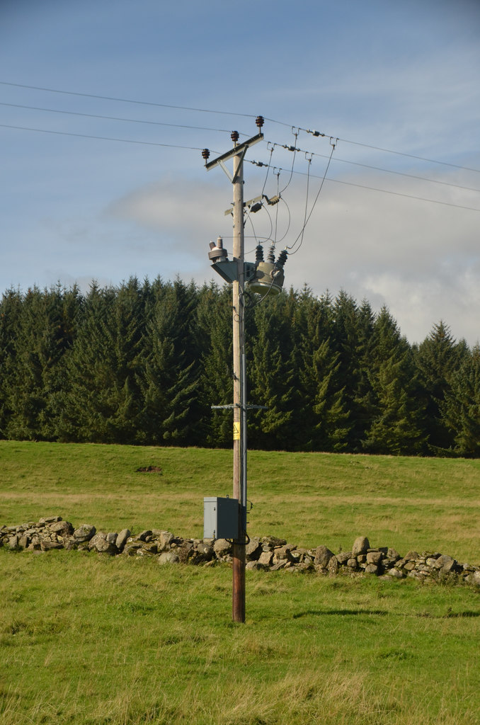 Pole Mounted Recloser, UK © Andrew Tryon Cc-by-sa/2.0 :: Geograph ...