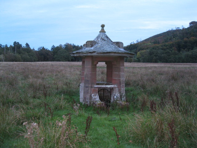 Wellhead in Parkland grounds of Dalskairth House