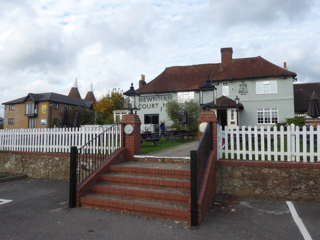 The pub and grill at Newnham Court